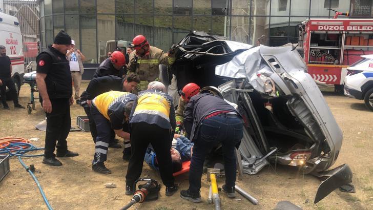 Otomobilin 20 metreden düştüğü kaza kamerada; 2 yaralı