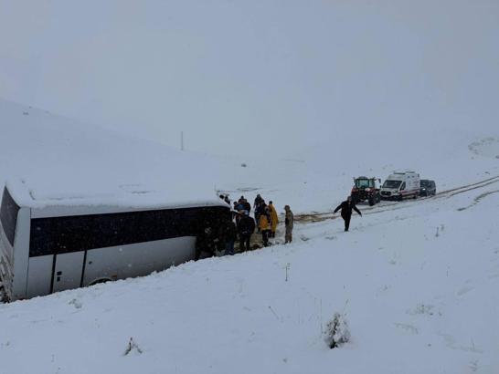 Erzurum’a mayıs ortasında kar yağdı, Trabzonlu taraftarları taşıyan otobüs yoldan çıktı (2)