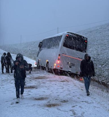 Erzurum’a mayıs ortasında kar yağdı, Trabzonspor taraftarlarını taşıyan otobüs yoldan çıktı (3)