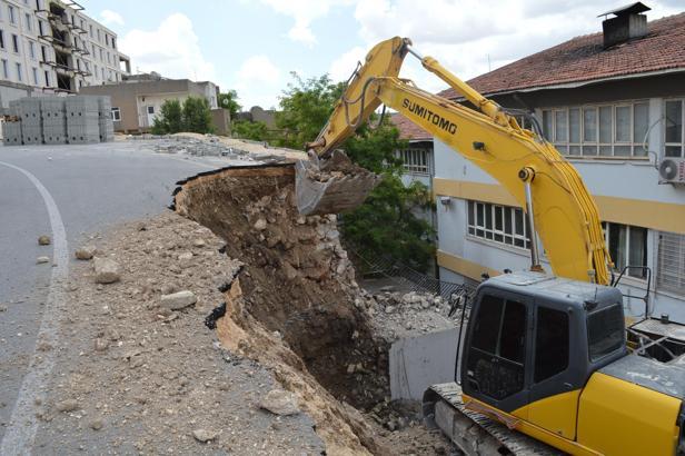 Yol ve istinat duvarı, okulun bahçesine çöktü
