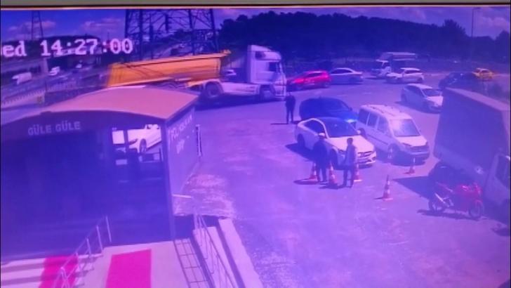 İstanbul - Sultanbeyli'de hafriyat kamyonu otomobilin üzerinde devrildi; o anlar kamerada