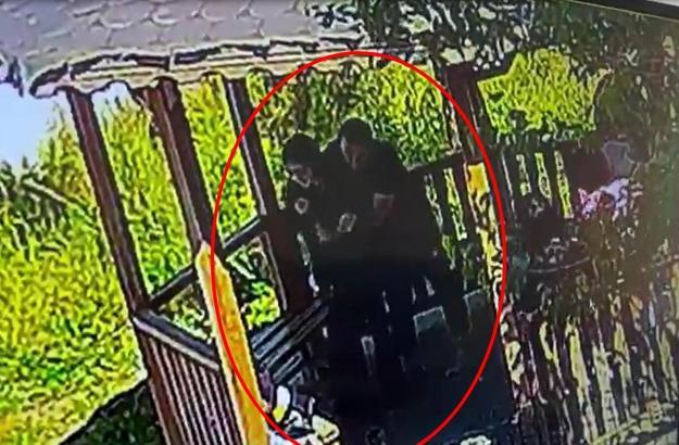 Nefes borusuna yabancı cisim kaçan öğrencisini, Heimlich manevrasıyla kurtardı