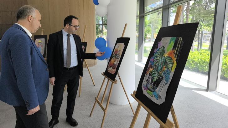 Otizmli ortaokul öğrencileri yağlıboya resim sergisi açtı