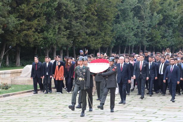 Dervişoğlu, gençlerle birlikte Anıtkabir'i ziyaret etti