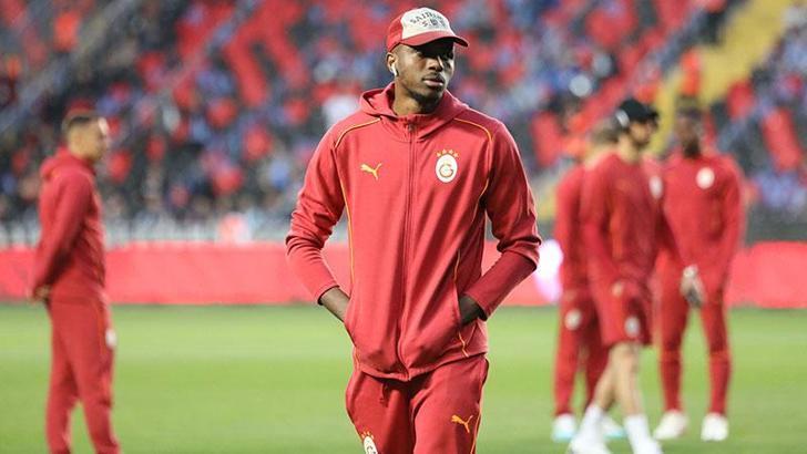 Trabzonspor ve Galatasaray oyuncuları zemini incelemeye çıktı