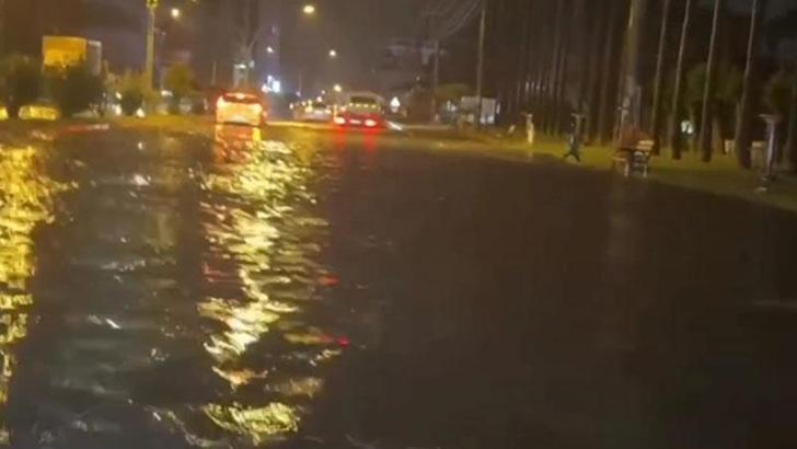 Hatay'da sağanak ve dolu, su baskınlarına neden oldu