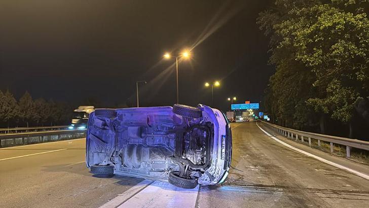 TEM Otoyolu İzmit geçişinde bariyere çarpan minibüs devrildi; 1 yaralı