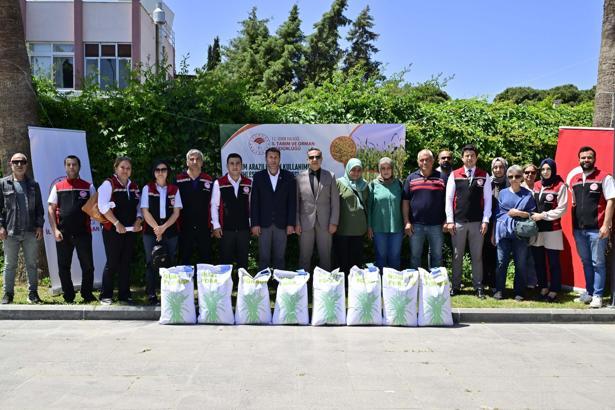 İzmir'de üreticiler silajlık mısıra alternatif sorgum sudan otu tohumu dağıtıldı