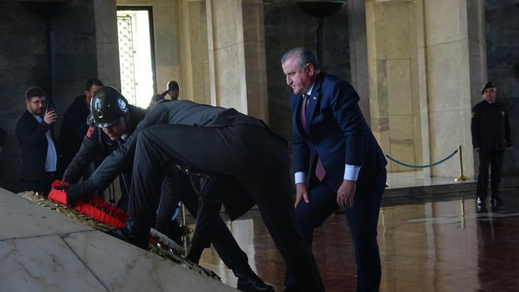 Bakan Bak, sporcu ve gençlerle Anıtkabir’i ziyaret etti
