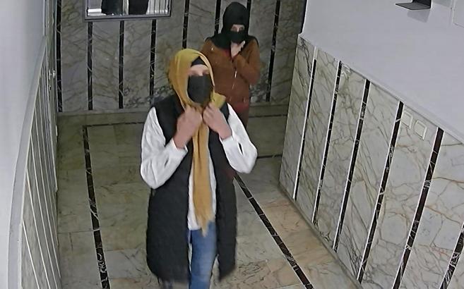 Apartman dairelerine girip, 925 bin liralık altın çaldılar