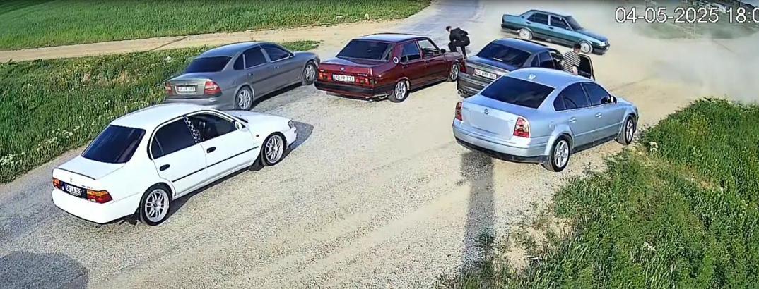 Drift atıp, yolu kapatarak tabancayla ateş açtılar; o anlar kamerada