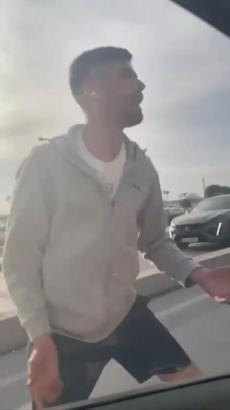 İstanbul - Fatih’te taksici uygulama üzerinden çağırılan aracın önünü kesip camını kırdı