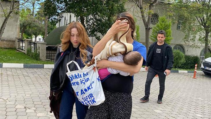 Hırsızlık şüphelisi, kucağında bebeğiyle adliyeye sevk edildi