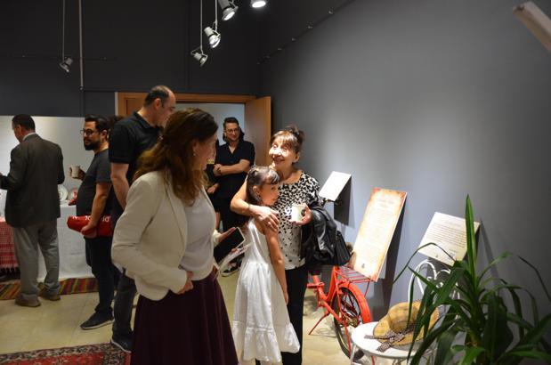 Ziyaretçiler, sergilenen kıyafetlerin hikayelerini karekod ile dinledi