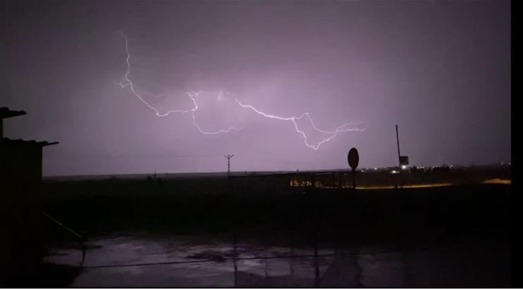 Mardin’de şimşekler geceyi aydınlattı