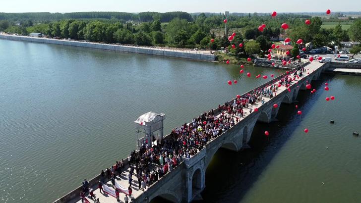 Meriç'te buluşan engelliler ve aileleri, farkındalık için gökyüzüne balon bıraktı