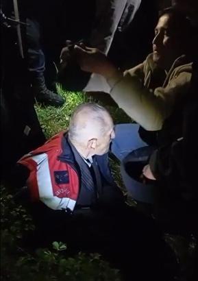 Kayıp olarak aranırken ormanda bulundu; jandarma üşümemesi için yelek ve beresini verdi