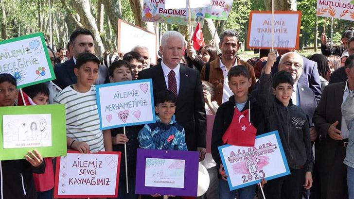 İstanbul Valisi Davut Gül Gülhane Parkı'ndaki 'Aile Yılı Yürüyüşü' ne katıldı