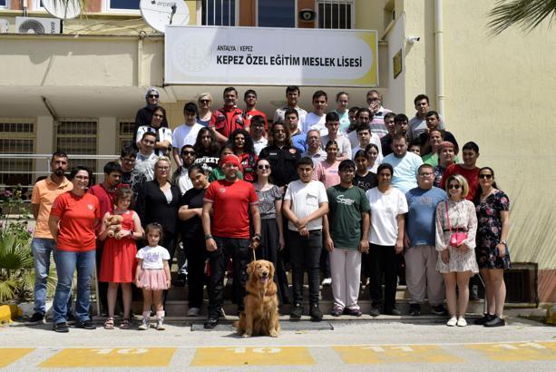 SKUT ekibi ve Zeyna ile öğrencilere deprem farkındalık dersi