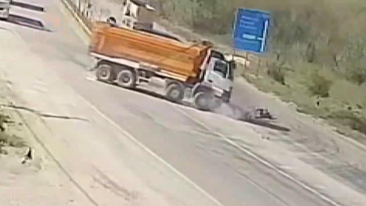 Malatya'da kamyona çarpan motosikletin sürücüsü öldü