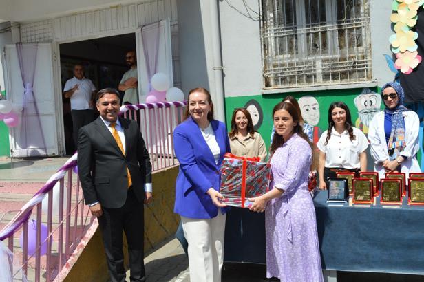 Mardin’de, kitap okuma yarışmasında dereceye giren anneler ödüllendirildi