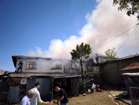 Yangında 2 ev hasar gördü