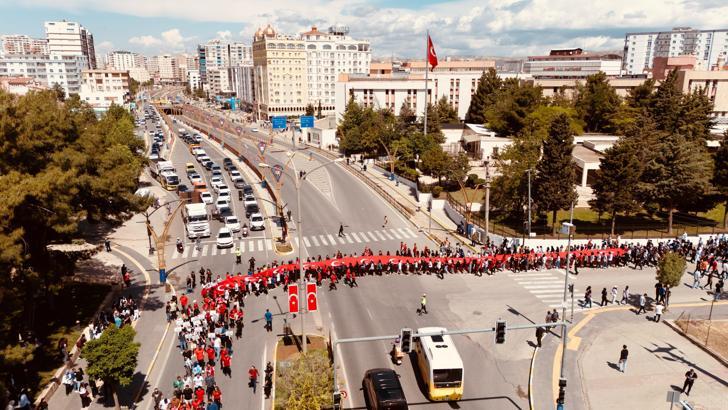 Mardin'de 40 metrelik Türk Bayrağıyla gençlik yürüyüşü