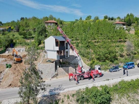 Vinçle taşınan çelik konstrüksiyon evin sahibi: Amacım kurtarmak değil, hurdacıya satmaktı