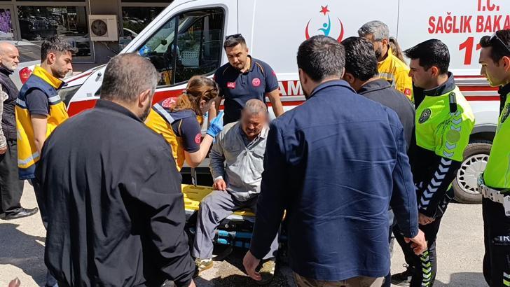 Bursa'da motosikleti ile hafif ticari araca çarpan muhtar ağır yaralandı