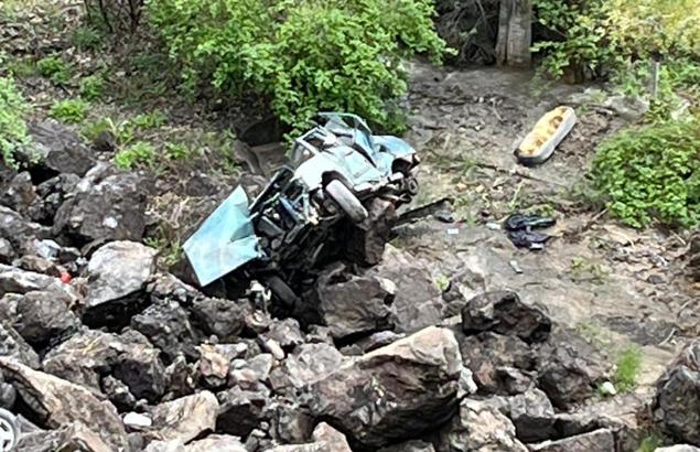 Uçuruma yuvarlanan otomobilin sürücüsü yaralandı