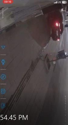 İş yerine çarpan otomobilin sürücüsü kaçtı