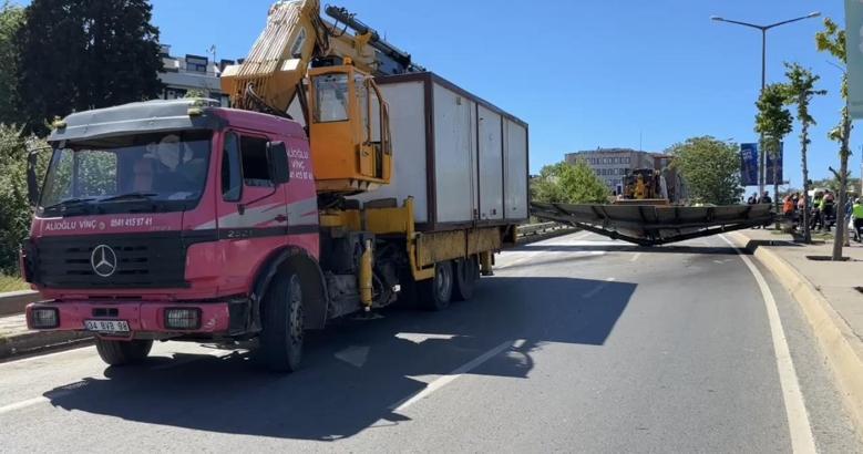 İstanbul - Kadıköy'de konteyner yüklü vinç, yön tabelasına çarptı