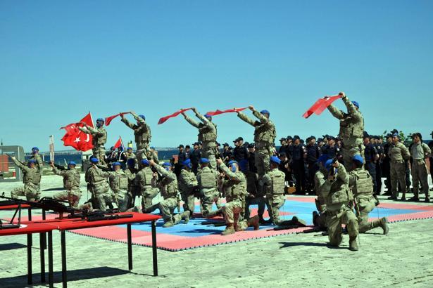 Temsili askerlik töreninde komandoların gösterisi ilgiyle izlendi