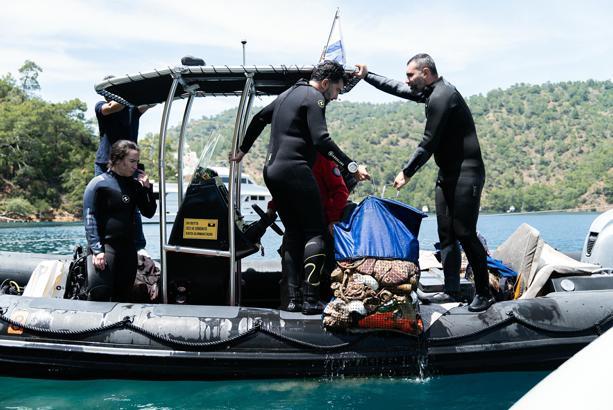 Göcek koylarında, 2 saatte sudan 146 kilogram katı atık çıkarıldı