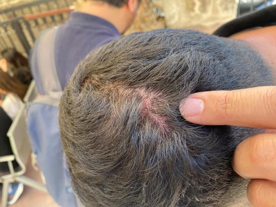 İzmir'de sahne kurulumu sırasında vinç devrildi; çalışanlar gazetecileri darbetti