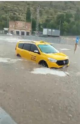 Mardin'de sağanak; cadde ve sokaklar suyla doldu
