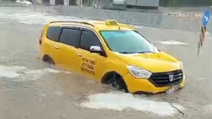 Mardin'de sağanak; cadde ve sokaklar suyla doldu