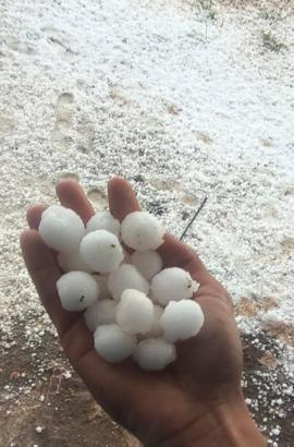 Mardin'de dolu tarım arazilerine zarar verdi; oluşan hortum kamerada