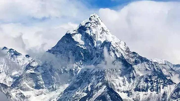 Everest'e tırmanmaya çalışan Filipinli dağcı yorgunluktan hayatını kaybetti
