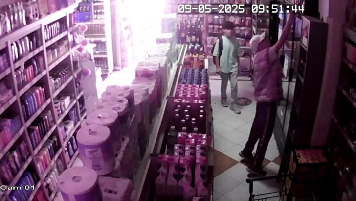 Market sahibini oyalayıp, içki çaldılar