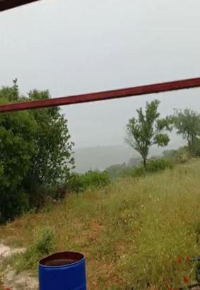 Hatay’da badem ağacına yıldırım düştüğü anlar kamerada