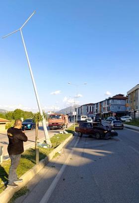 Otomobiliyle direğe çarpan sürücü yaralandı