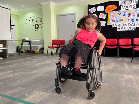 Elif, engelleri dansla aşıyor