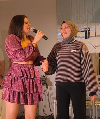 Ebru Polat, hayranının doğum gününü sahnede kutladı