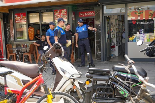Tarsus’ta zabıtadan kaldırım denetimi