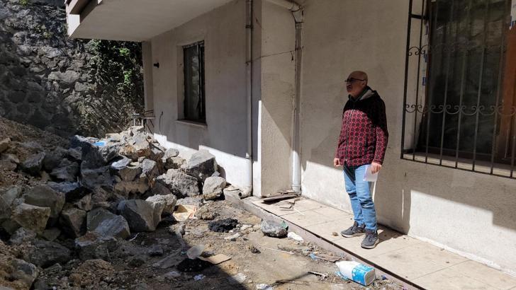 Binanın istinat duvarı çöktü, daire sahipleri ile müteahhit mahkemelik oldu