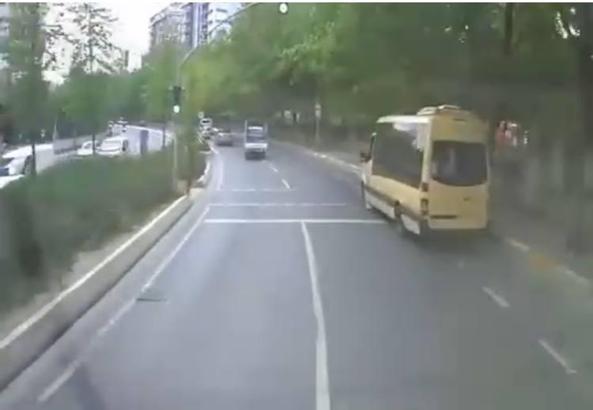 İstanbul- Esenyurt'ta TIR şoförü kırmızı ışıkta geçen yayaları son anda fark edip durdu