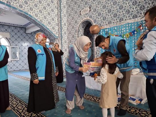 Reyhanlı'da öksüz ve yetim çocuklara bayramlık