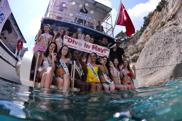 Kraliçe adayları deniz altını keşfetti