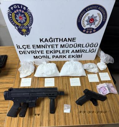 İstanbul - Metrobüs durağında uyuşturucu ticareti; otomatik silah ve 2 kilogram kokain ele geçirildi